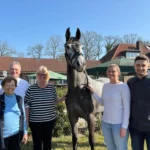 Familienfoto mit drei Generationen und Pferd